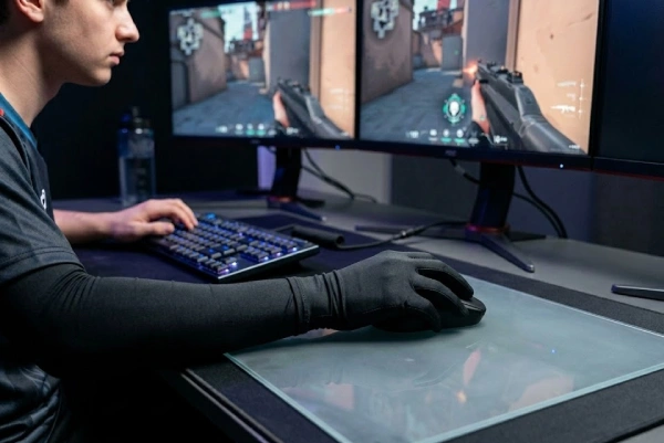 A gamer wearing a black full-hand gaming sleeve using a mouse