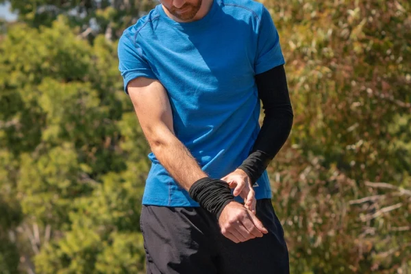 Arm sleeve design details including tapered pattern, grip band, and fabric construction