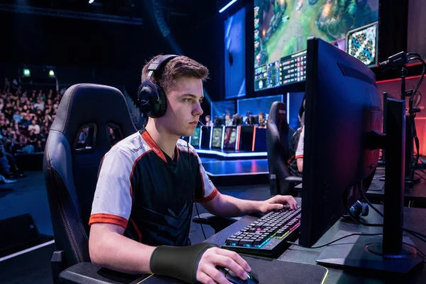 Esports player wearing Wrist Ice Pack Wrap to relieve strain during extended gaming sessions