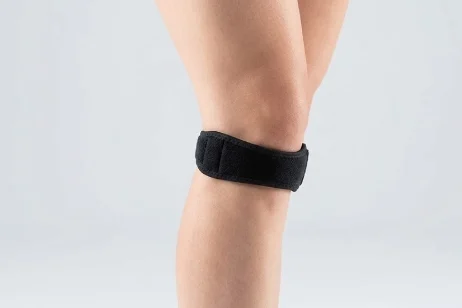 Knee strap, minimalist black patella band worn correctly and securely below the user's kneecap